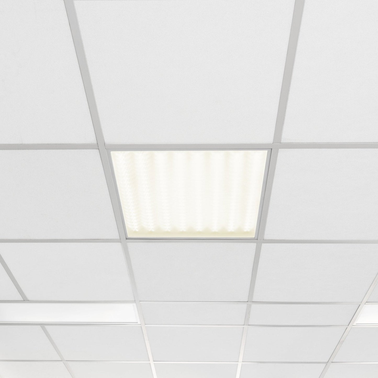 Een witte, rechthoekige plafondlamp met een zacht, diffuus licht en een zilverkleurige metalen rand. Ideaal voor moderne woon- en werkomgevingen waar helder, energiezuinig verlichting nodig is.