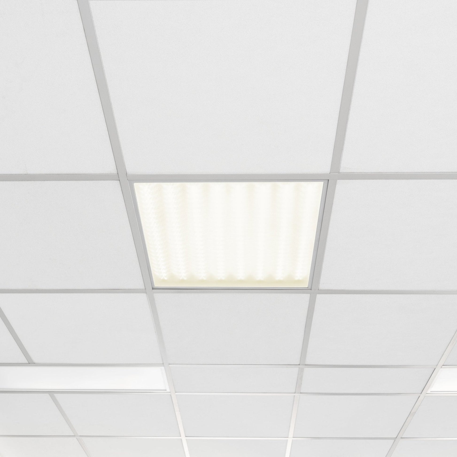 Een witte, rechthoekige plafondlamp met een zacht, diffuus licht en een zilverkleurige metalen rand. Ideaal voor moderne woon- en werkomgevingen waar helder, energiezuinig verlichting nodig is.