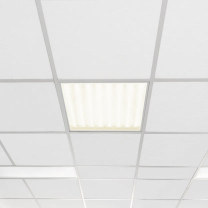 Een witte, rechthoekige plafondlamp met een zacht, diffuus licht en een zilverkleurige metalen rand. Ideaal voor moderne woon- en werkomgevingen waar helder, energiezuinig verlichting nodig is.