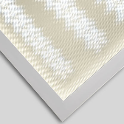 Een witte, rechthoekige plafondlamp met een zacht, diffuus licht en een zilverkleurige metalen rand. Ideaal voor moderne woon- en werkomgevingen waar helder, energiezuinig verlichting nodig is.