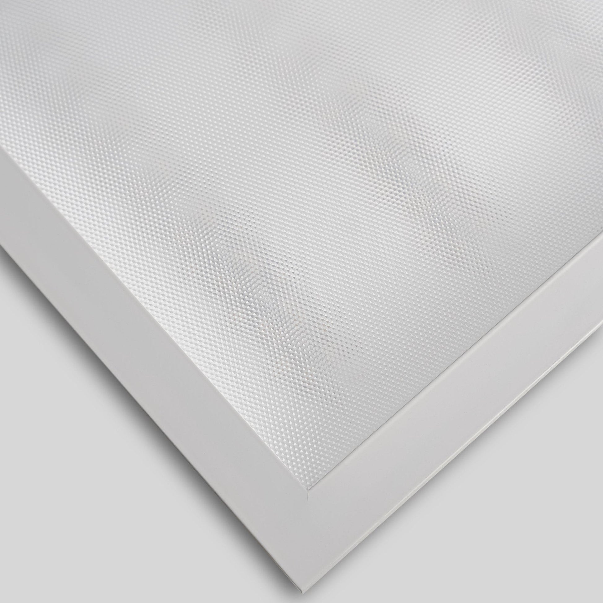 Een witte, rechthoekige plafondlamp met een zacht, diffuus licht en een zilverkleurige metalen rand. Geschikt voor moderne interieurs en als energiezuinige verlichting in woon- en werkomgevingen.
