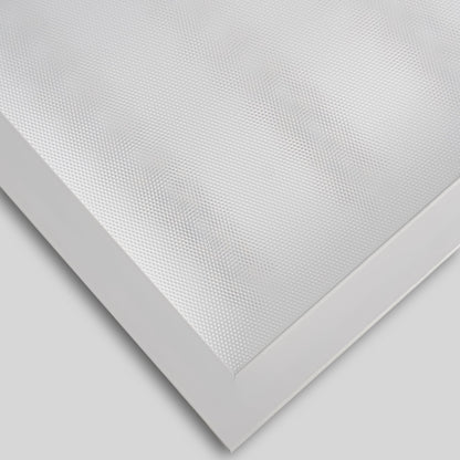 Een witte, rechthoekige plafondlamp met een zacht, diffuus licht en een zilverkleurige metalen rand. Geschikt voor moderne interieurs en als energiezuinige verlichting in woon- en werkomgevingen.