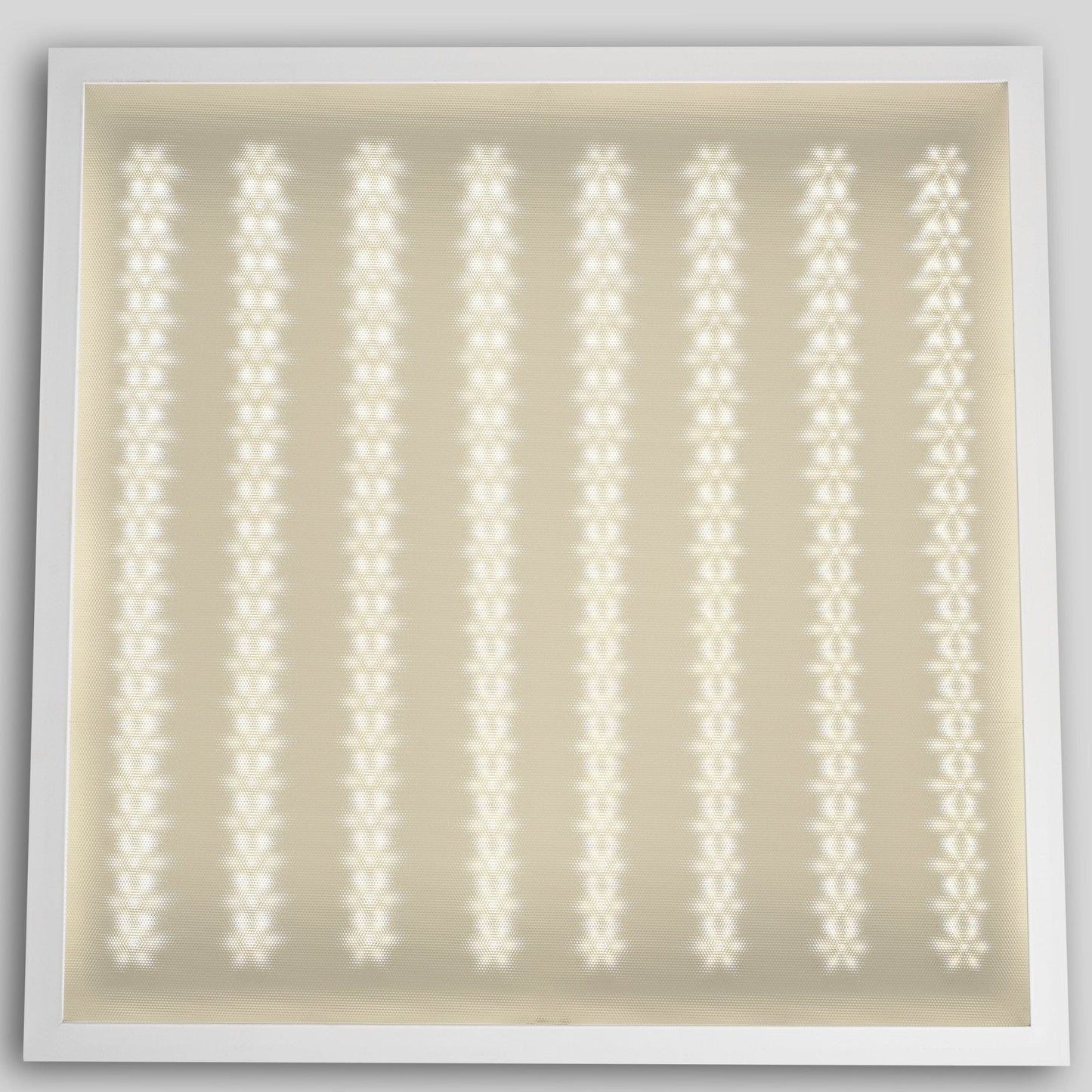 Een witte, rechthoekige plafondlamp met een zacht, diffuus licht en een zilverkleurige metalen rand. Ideaal voor moderne woon- en werkomgevingen waar helder, energiezuinig verlichting nodig is.