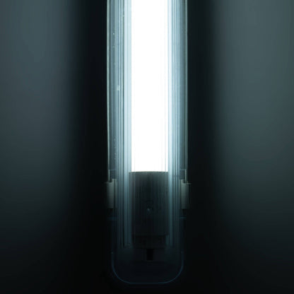 Een witte, 120 cm lange LED-verlichtingsbuis met glazen beschermkap en zichtbare aansluiting, geschikt voor professionele ruimtes zoals kantoren of magazijnen.