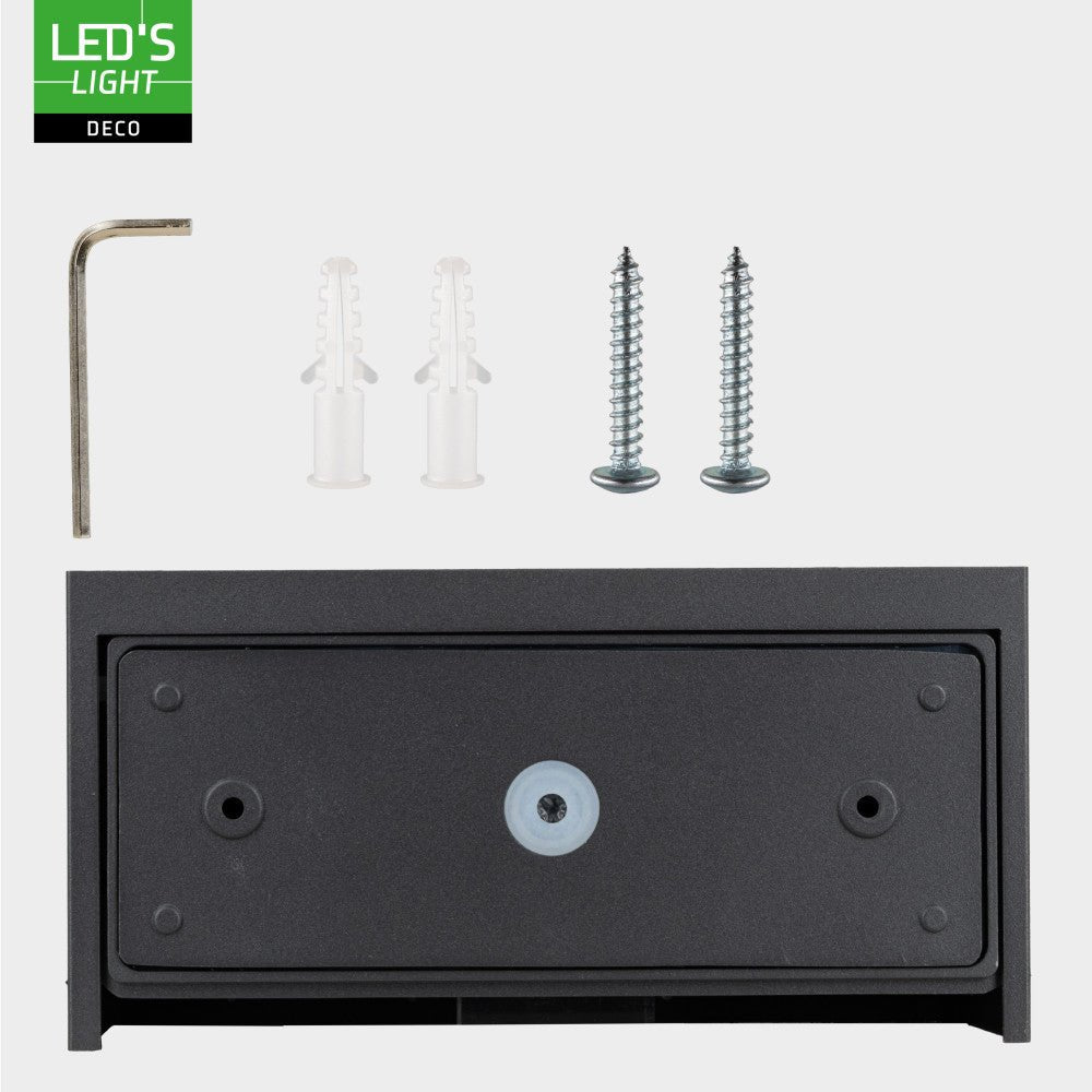 Een moderne, zwarte wandlamp met warm wit licht, bevestigd aan een bakstenen muur. Perfect voor buitenverlichting en een stijlvolle, minimalistische uitstraling.