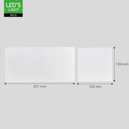 Een witte, rechthoekige wandlamp met warm wit licht, bevestigd aan een grijze bakstenen muur. Ideaal voor buitenverlichting en moderne tuin- of terrasdecoratie.