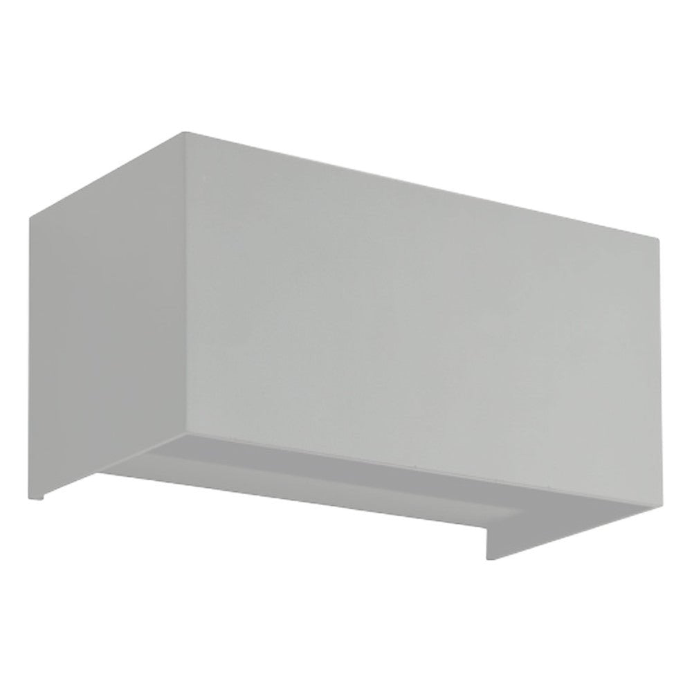 Een witte, rechthoekige wandlamp met warm wit licht, bevestigd aan een grijze bakstenen muur. Ideaal voor buitenverlichting en moderne tuin- of terrasdecoratie.