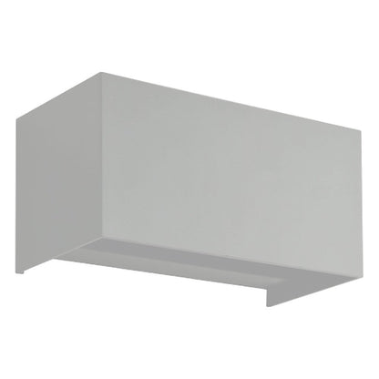 Een witte, rechthoekige wandlamp met warm wit licht, bevestigd aan een grijze bakstenen muur. Ideaal voor buitenverlichting en moderne tuin- of terrasdecoratie.