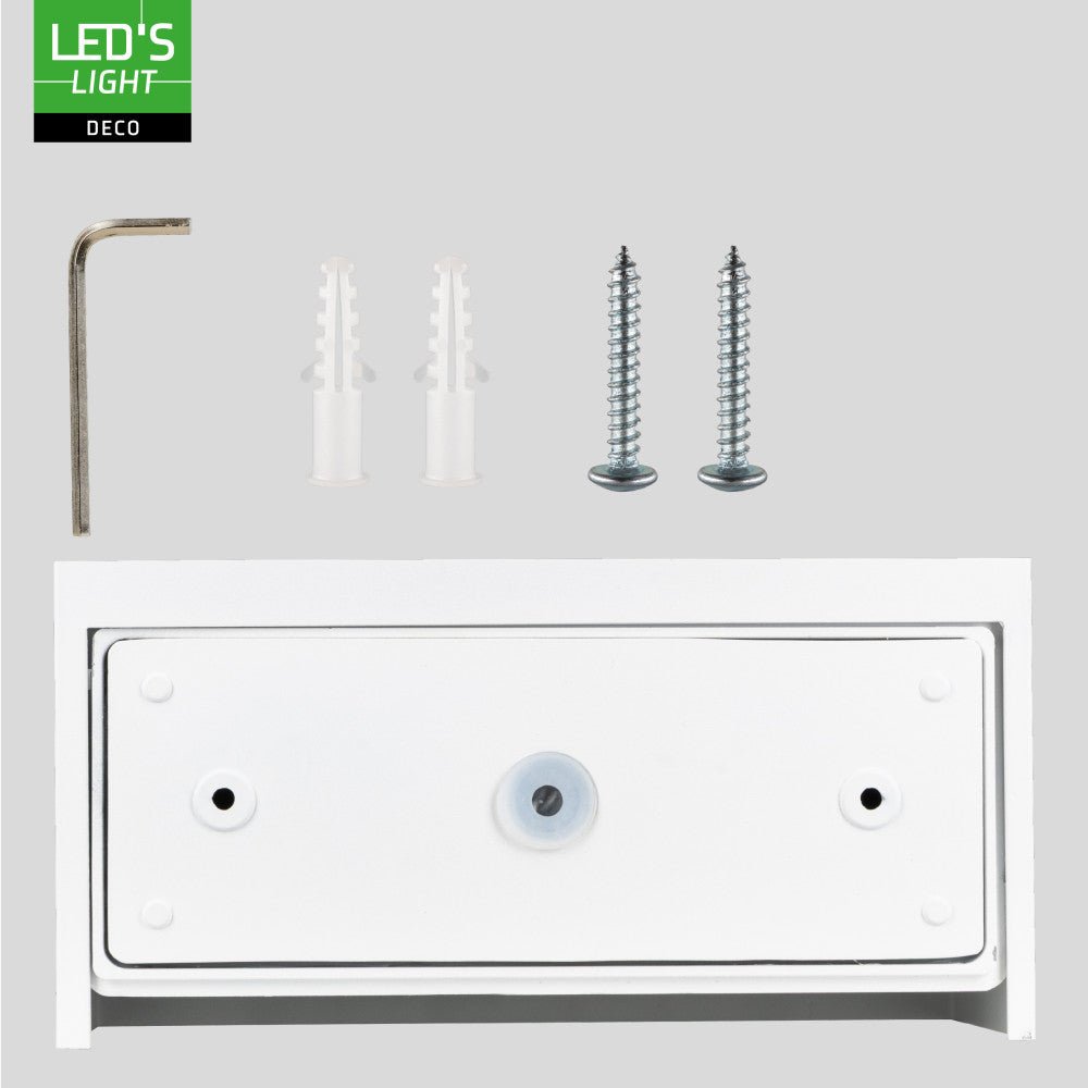Een witte, rechthoekige wandlamp met warm wit licht, bevestigd aan een grijze bakstenen muur. Ideaal voor buitenverlichting en moderne tuin- of terrasdecoratie.