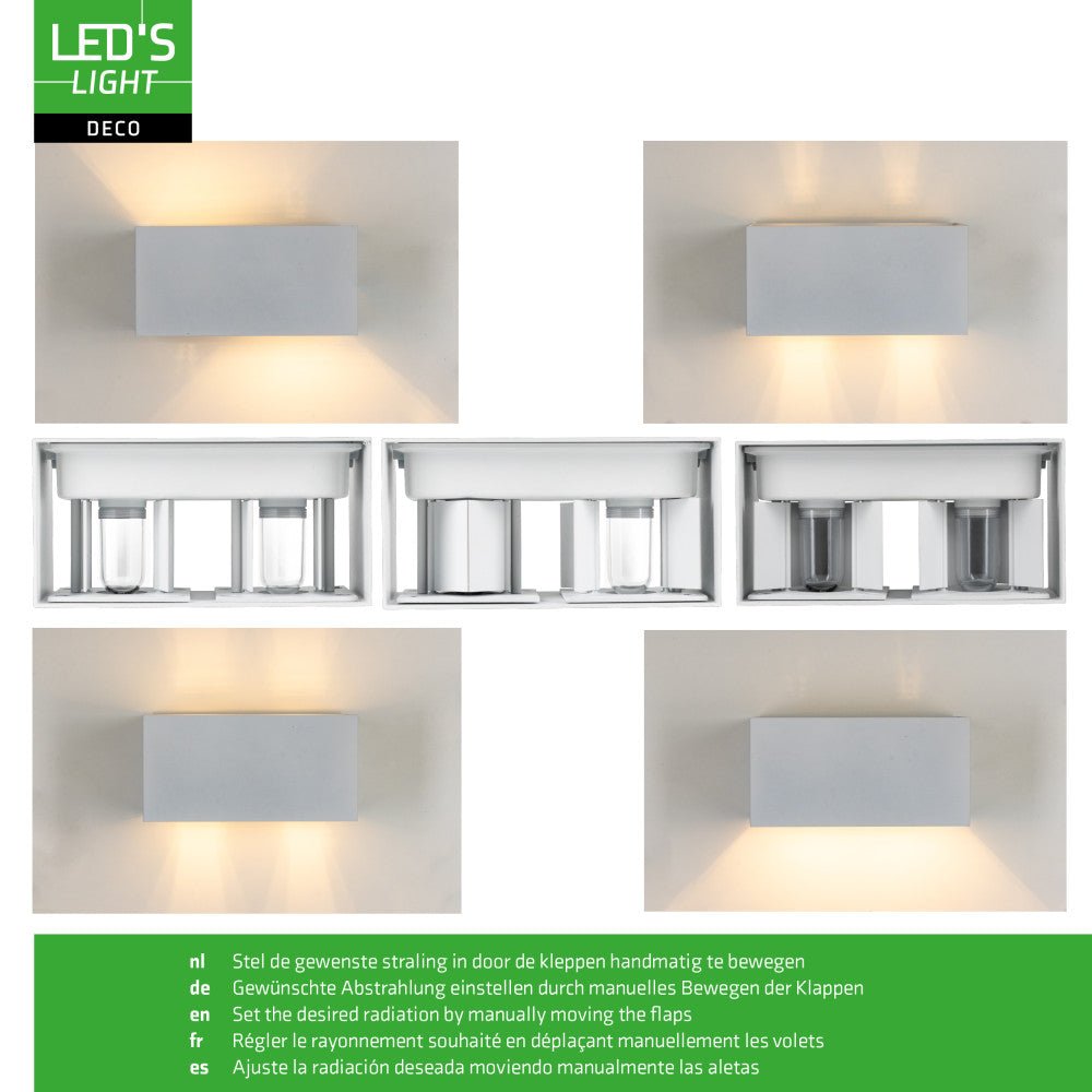Een witte, rechthoekige wandlamp met warm wit licht, bevestigd aan een grijze bakstenen muur. Perfect voor buitenverlichting en moderne tuin- of terrasdecoratie.