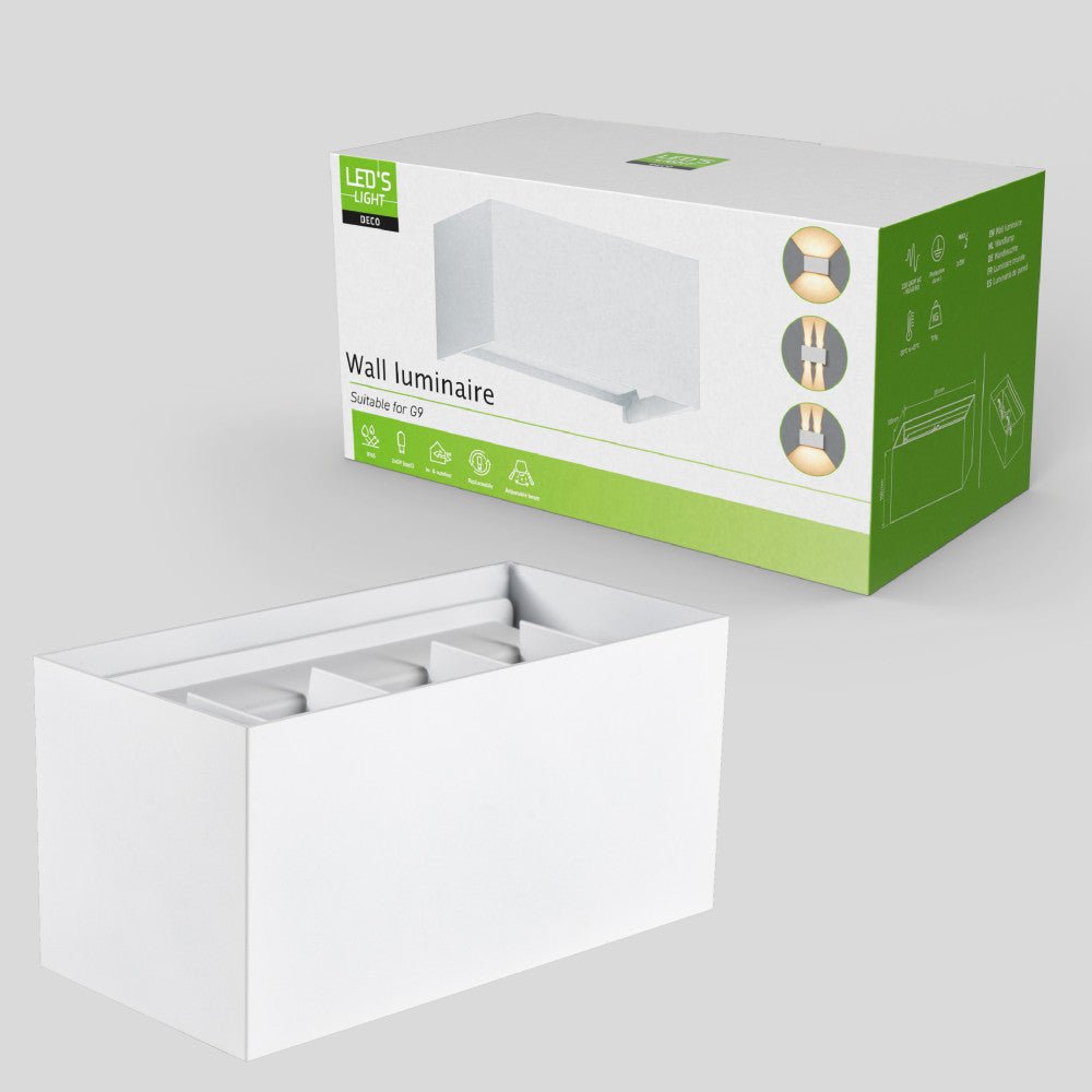 Een witte, rechthoekige wandlamp met warm wit licht, bevestigd aan een grijze bakstenen muur. Ideaal voor buitenverlichting en moderne tuin- of terrasdecoratie.
