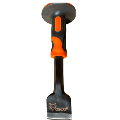 Een OSO-chisel met zwarte en oranje grip, zichtbare metalen snijrand en merklogo. Geschikt voor houtbewerking en precisie-instrumenten in de tuin- en houtbewerkingssector.