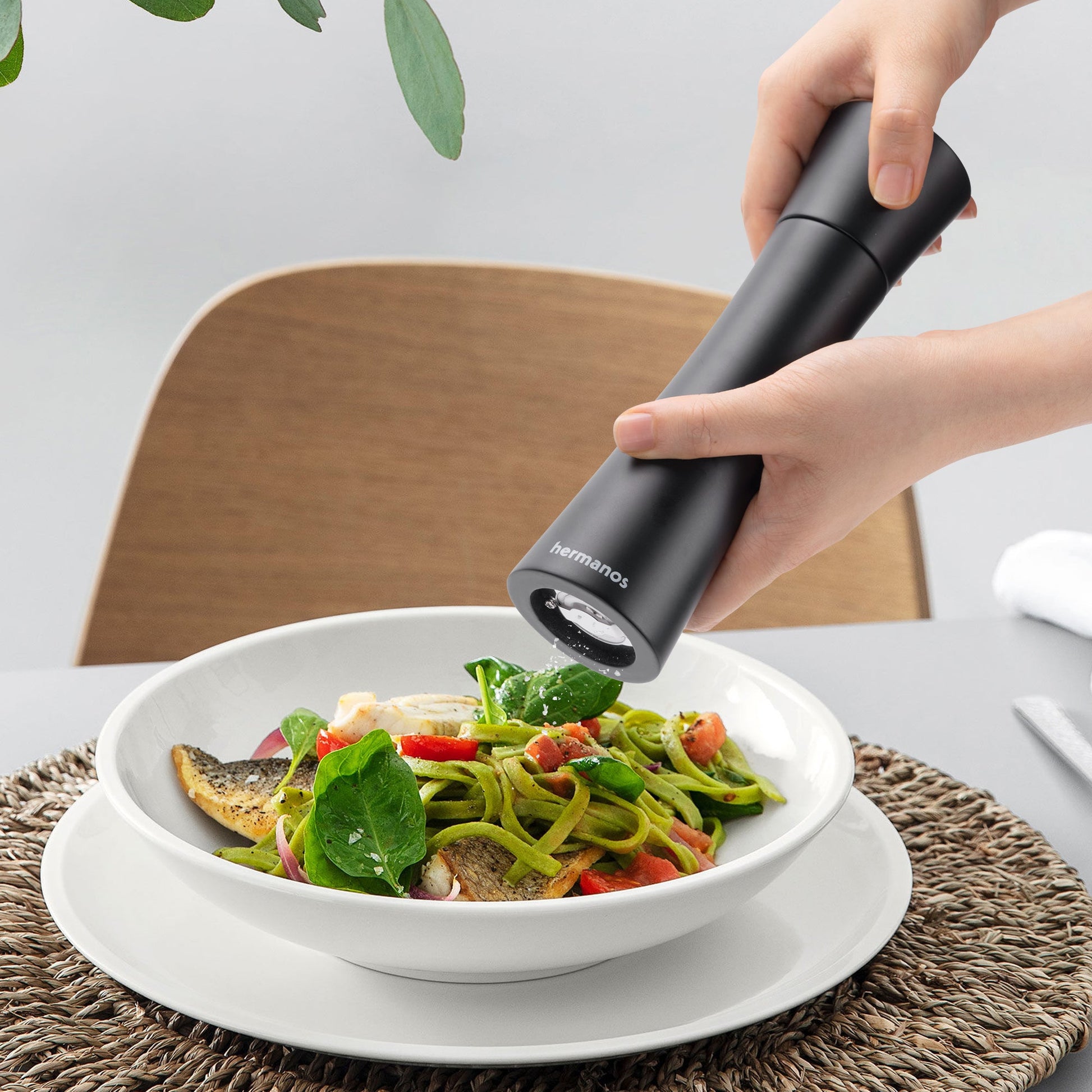 Gegrilde steak met peper en aardappelen op houten plank