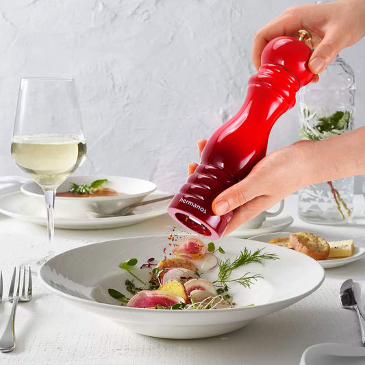 Gegrilde steak met peper en aardappelen op houten plank