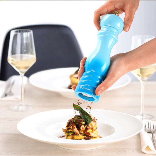 Gegrilde steak met peper en aardappelen op houten plank