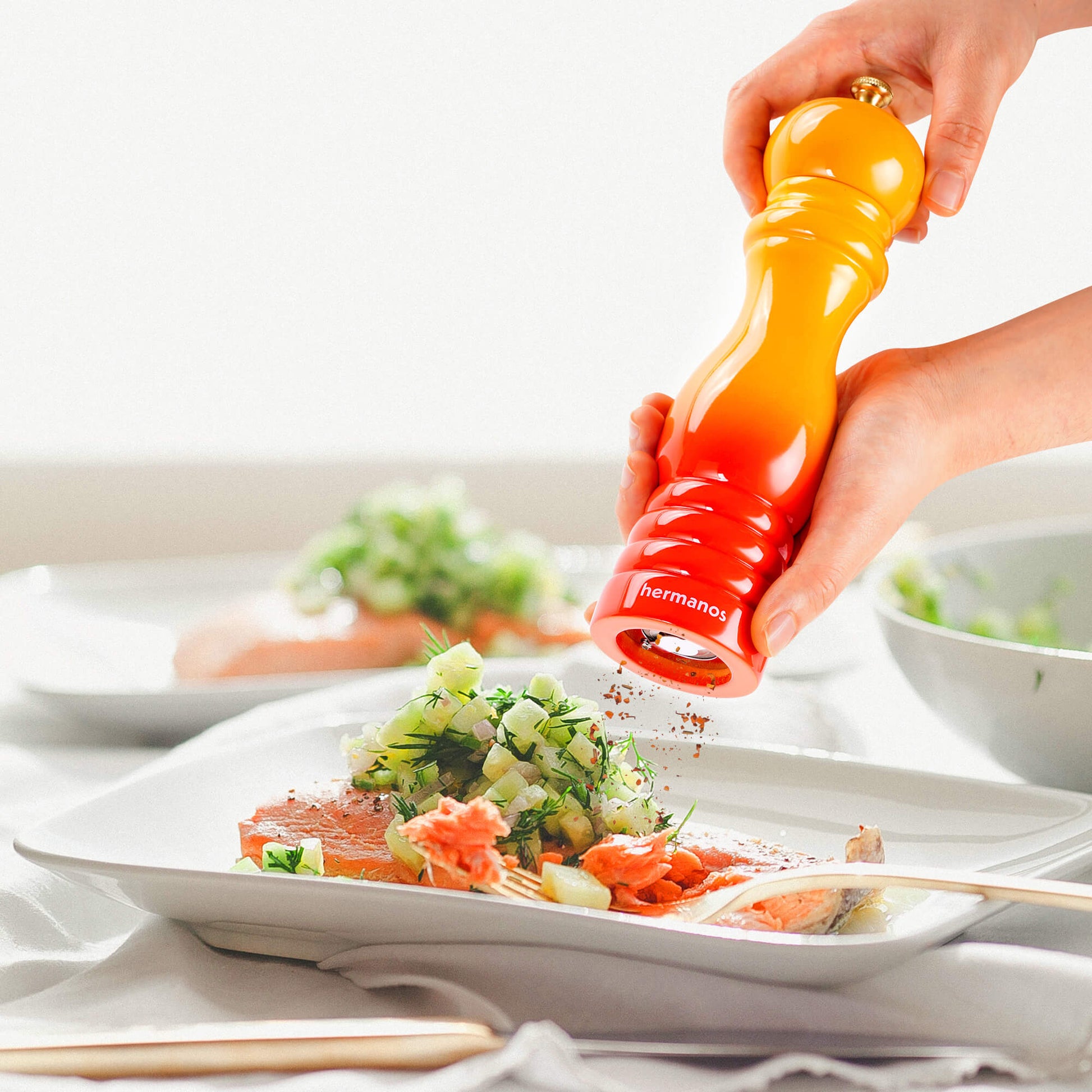 Gegrilde steak met peper en aardappelen op houten plank