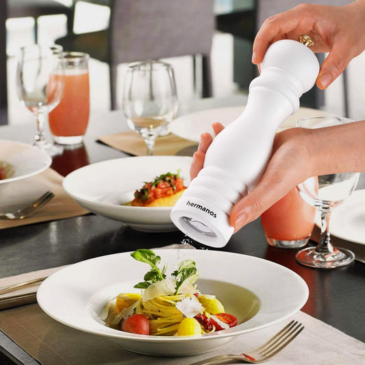 Gegrilde steak met peper en aardappelen op houten plank