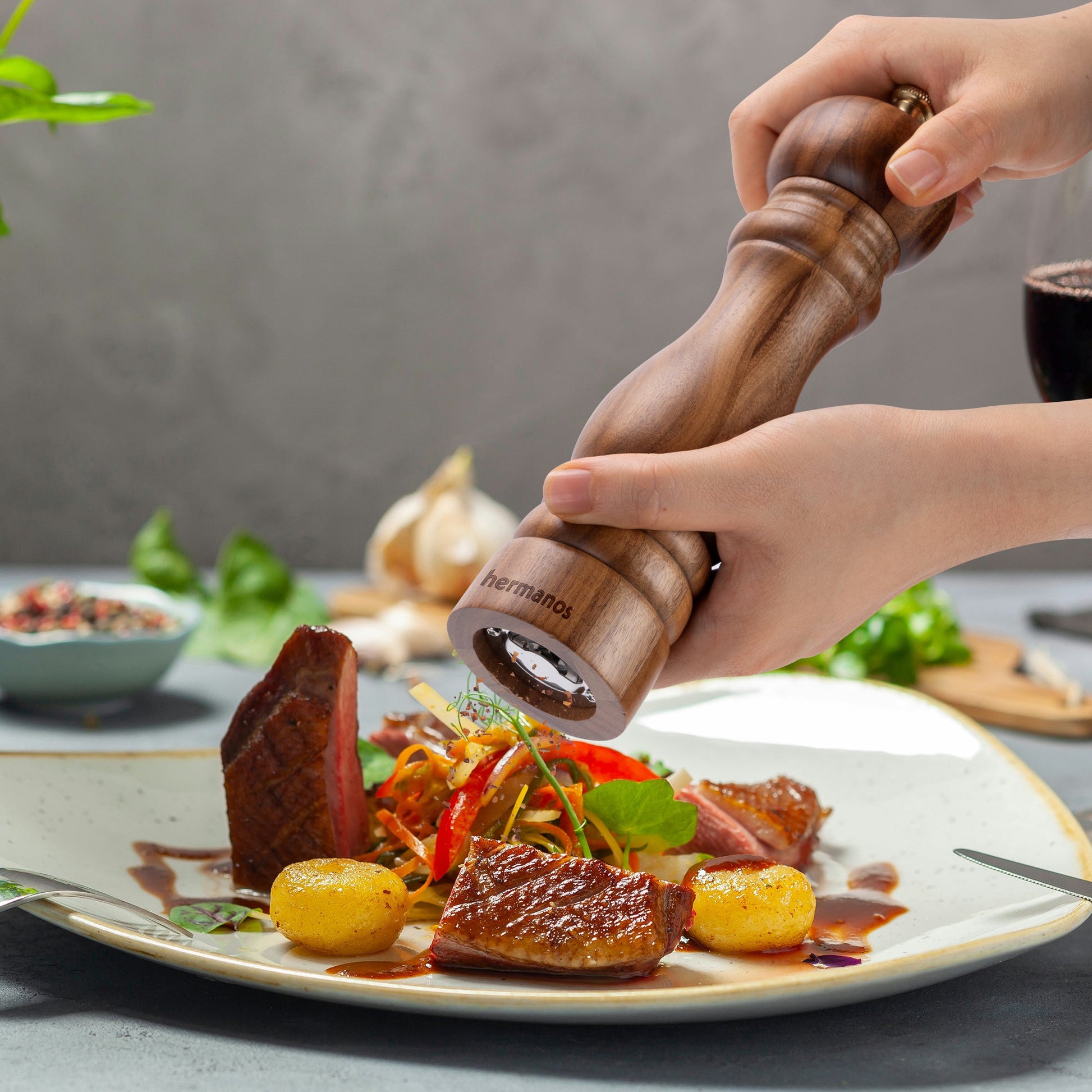 Gegrilde steak met peper en aardappelen op houten plank