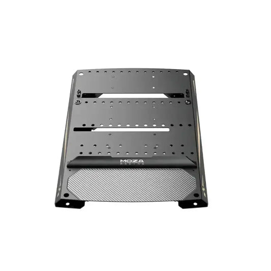 Zwart metalen MOZA Racing montageplaat met gatenpatroon en carbonlook onderkant, geschikt voor racingsport en modderig terrein. Gebruik voor precisie-installatie in auto’s of motorfietsen.