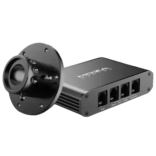Zwart MOZA Racing-gereedschap met metalen montageplaat en vier Ethernet-poorten, speciaal ontworpen voor raceauto’s en motorsportapparatuur. Gebruik voor professionele camera- en systeeminstallaties in racevoertuigen.