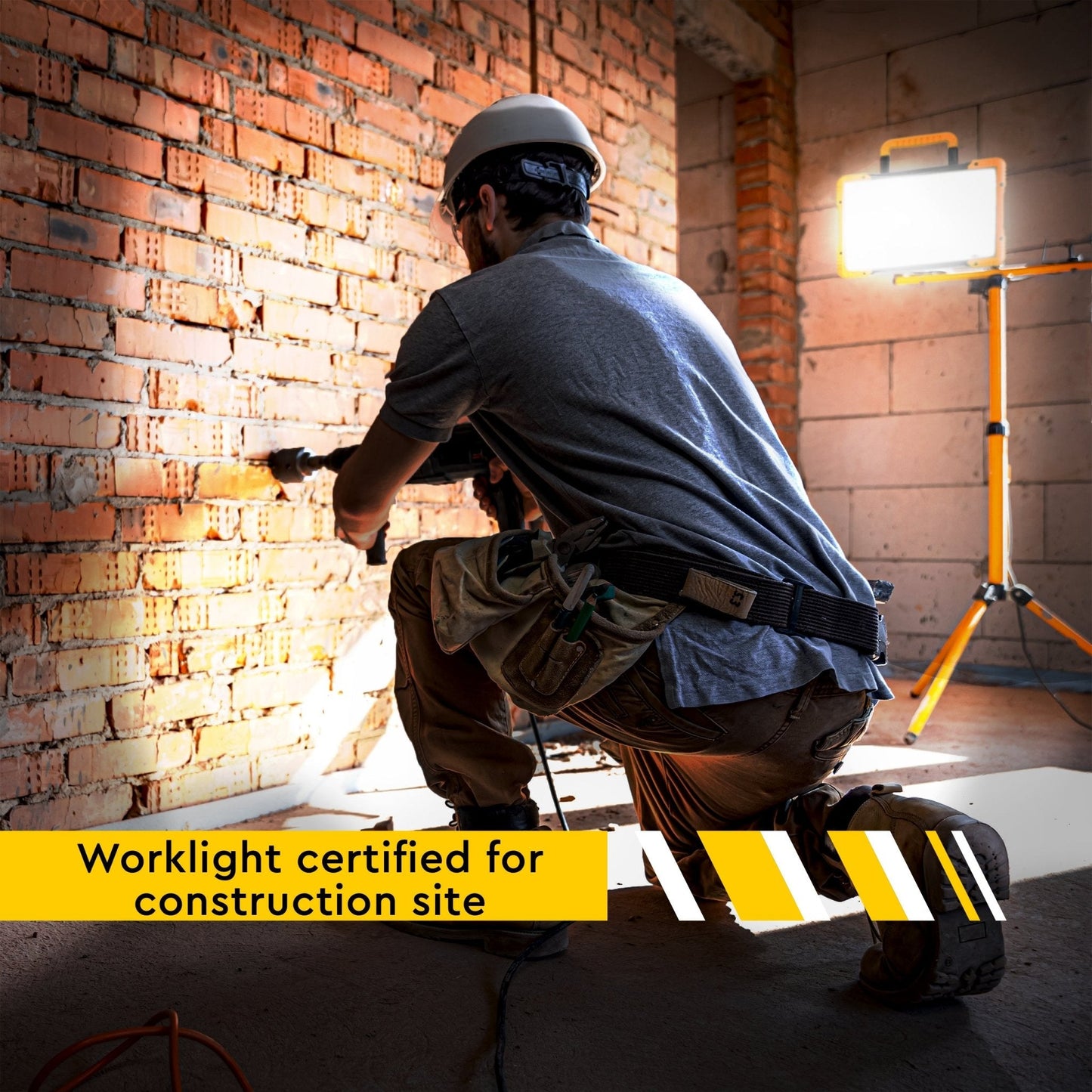 Een robuust, oranje koffer met witte LED-lichtplaat, omringd door diverse batterijen van merken zoals Makita, DeWalt, Bosch en Metabo, geschikt voor professionele werktuigensetten en werkplekverlichting.