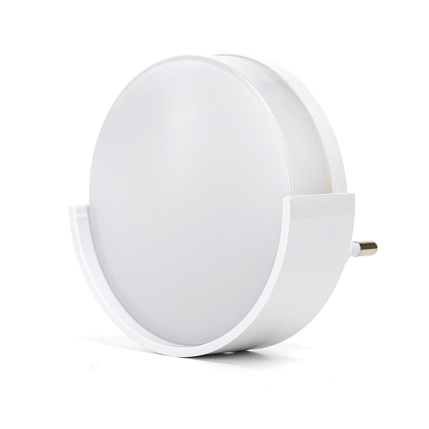 Een witte, ronde LED-lamp met een gladde, mat afwerking en een zichtbare stekker voor gebruik in de woonkamer of slaapkamer. Geschikt voor moderne interieurs en energiezuinig verlichting.