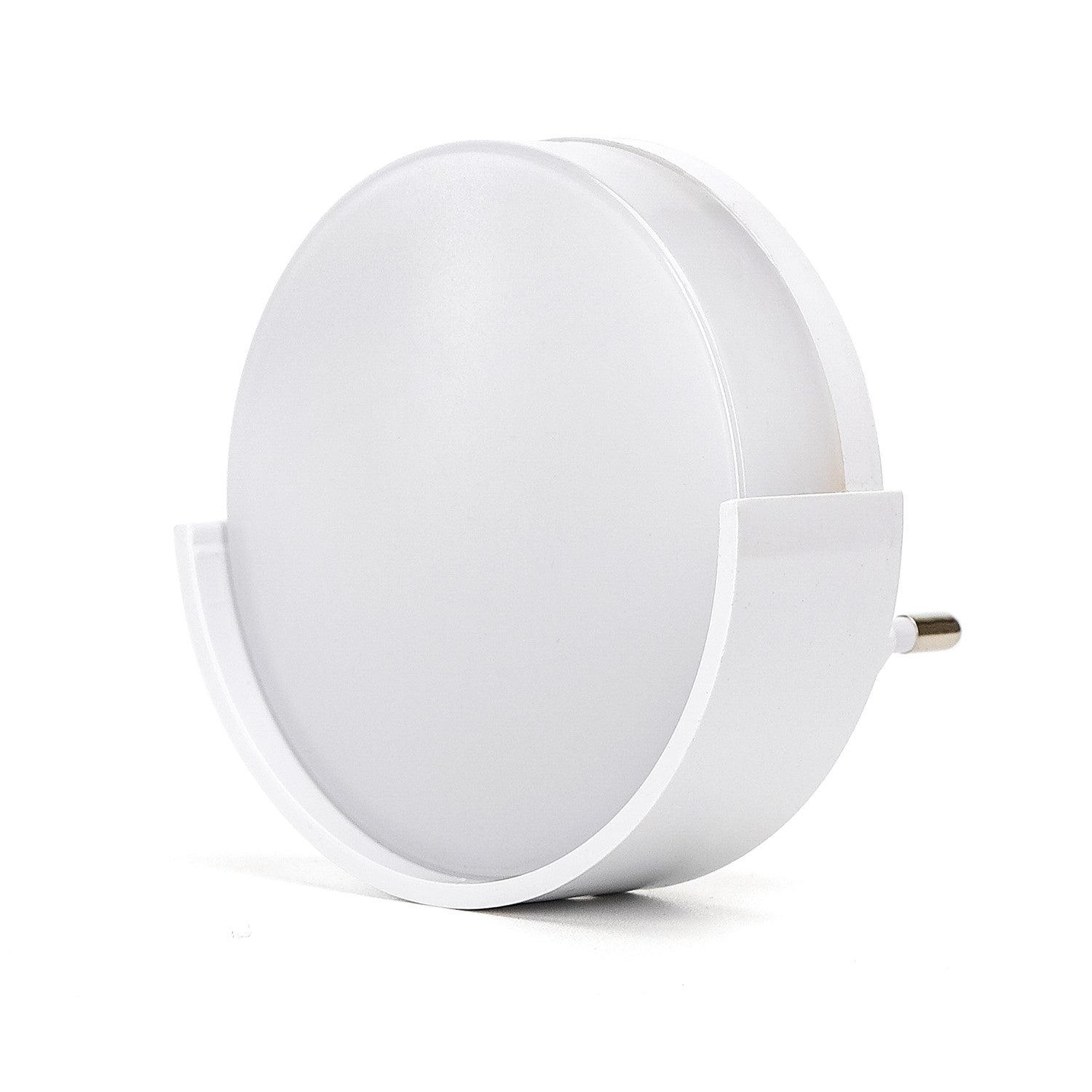 Een witte, ronde LED-lamp met een gladde, mat afwerking en een zichtbare stekker voor gebruik in de woonkamer of slaapkamer. Geschikt voor moderne interieurs en energiezuinig verlichting.