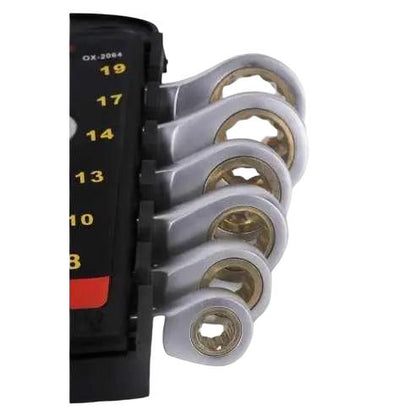 Zilverkleurige ONEX gereedschapsset met 8 stukken, inclusief schroef- en spannerkoppen, in een zwarte houder. Geschikt voor auto- en huishoudelijke reparaties.