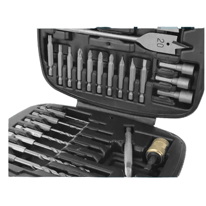 Zwart metalen schroefdraaierset met diverse bitjes in een hardcase, naast twee draadloze schroevendraaiers voor DIY-projecten en reparaties.