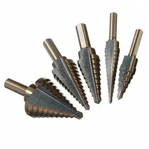 Zilverkleurige aluminium koffer met zwarte hoeken, gevuld met verschillende metalen boormachines voor precisieboorwerk. Geschikt voor hout, metaal en kunststof, met schroefdraad- en kegelschroefkoppen.