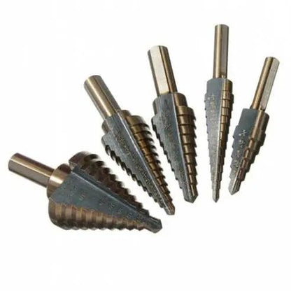 Zilverkleurige aluminium koffer met zwarte hoeken, gevuld met verschillende metalen boormachines voor precisieboorwerk. Geschikt voor hout, metaal en kunststof, met schroefdraad- en kegelschroefkoppen.