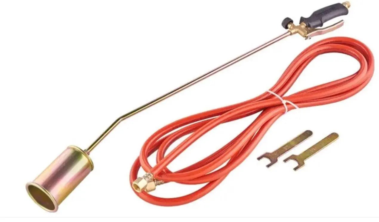 Grote brander met rood koord en zwarte handgreep, voorzien van een metalen brandkop en twee kleine sleutels. Geschikt voor professionele verwarming en reparaties.