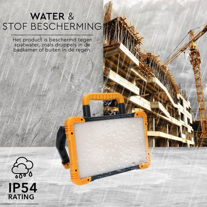 LED’s work PRO werklamp met robuust geel-zwart frame en handvat, geschikt voor professionele werkomgevingen. Zichtbaar op de achterkant: de merknaam en een verstelbare arm voor flexibele verlichting.