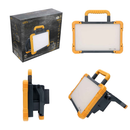 Een robuuste, gele en zwarte LED werklamp met handgreep en zijkantklem, geschikt voor professionele verlichting op bouwplaatsen of in de garage.