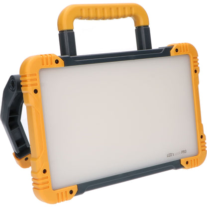 Een robuuste, gele en zwarte LED werklamp met handgreep en zijkantklem, geschikt voor professionele verlichting op bouwplaatsen en in werkplaatsen. Het apparaat draagt de merknaam LED’s work PRO.