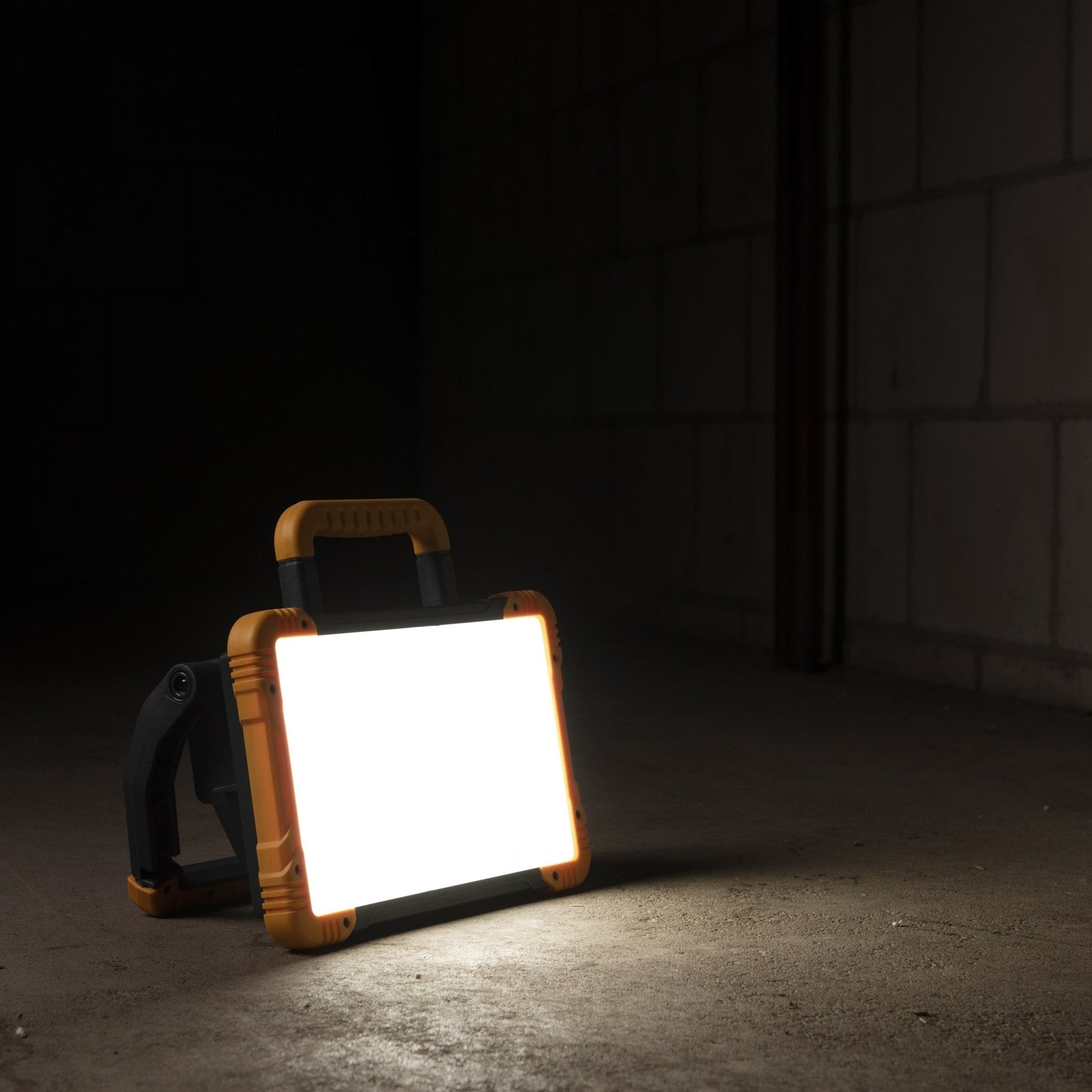 LED’s work PRO werklamp met robuust geel-zwart frame en handvat, geschikt voor professioneel gebruik. Zichtbaar op de voorkant: witte verlichtingsvlak en merknaam.
