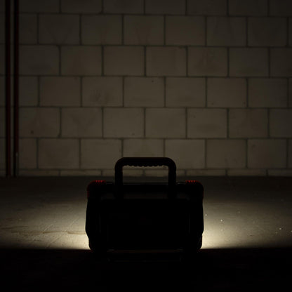 LED’s work PRO werklamp met robuust geel-zwart frame en handvat, geschikt voor professionele werkomgevingen. Zichtbaar op de zijkant: een verstelbare houder voor flexibele installatie.