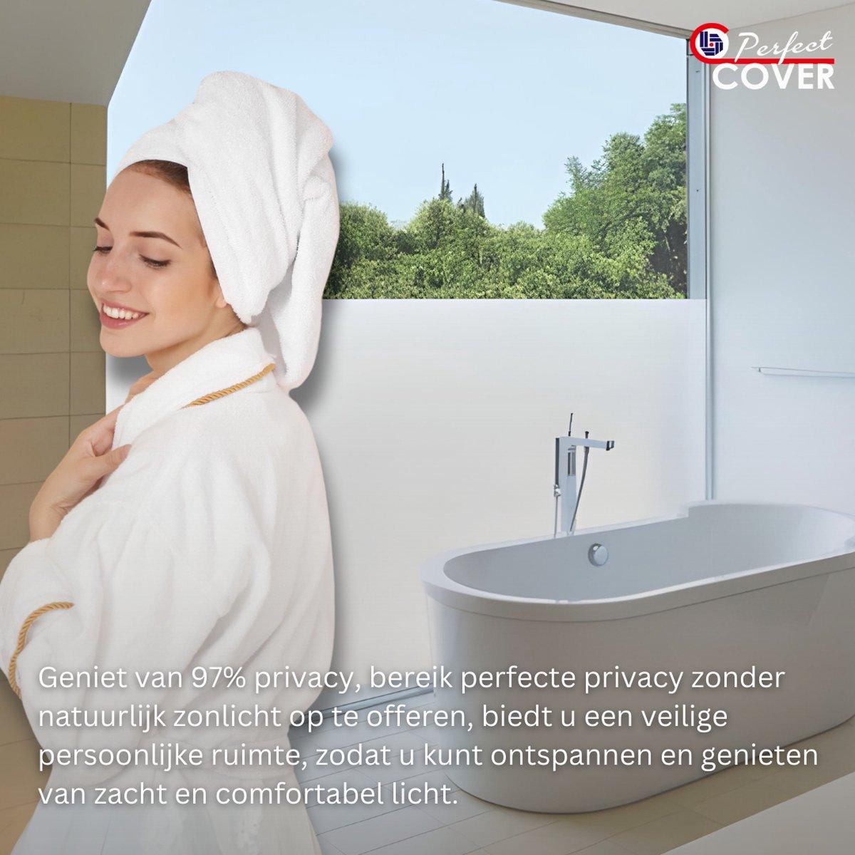 Een witte, matglazen privacyfolie op een raam, zacht en effen, biedt privacy zonder licht te blokkeren. Perfect voor woonruimtes of kantoren waar privacy en lichtdoorlatendheid belangrijk zijn.