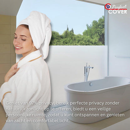 Een witte, matglazen privacyfolie op een raam, zacht en effen, biedt privacy zonder licht te blokkeren. Perfect voor woonruimtes of kantoren waar privacy en lichtdoorlatendheid belangrijk zijn.