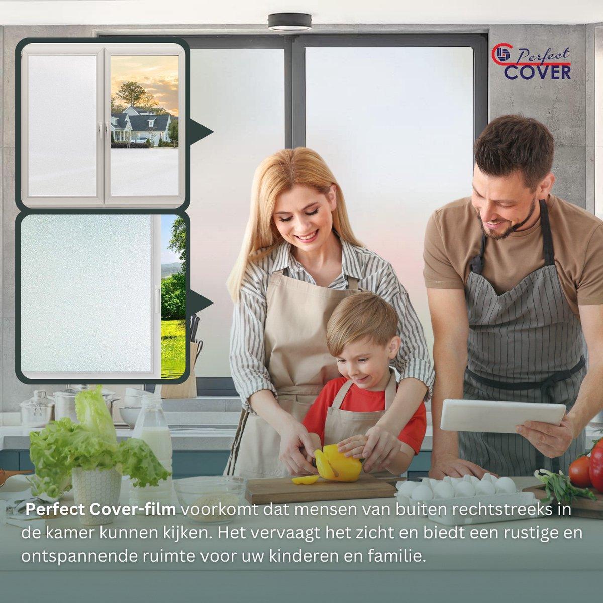 Een witte, matte privacyfolie op een raam met wit kozijn, zichtbaar tegen een groene, onscherpe achtergrond. Perfect voor privacy in woon- en kantoorruimtes.