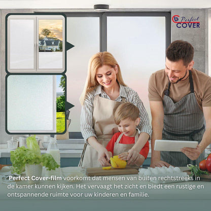 Een witte, matte privacyfolie op een raam met wit kozijn, zichtbaar tegen een groene, onscherpe achtergrond. Perfect voor privacy in woon- en kantoorruimtes.