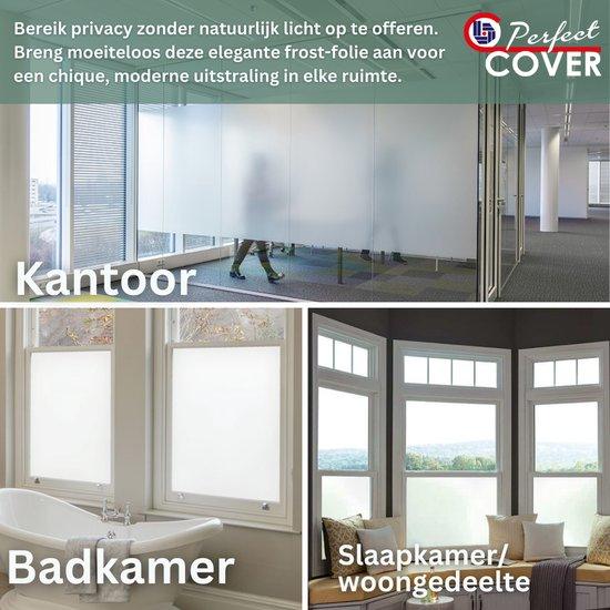 Frosted privacy film op een wit raamkozijn, zacht grijs en mat, biedt privacy terwijl het licht doorlaat. Ideaal voor woonruimtes en kantoren waar privacy en lichtdoorlatendheid belangrijk zijn.