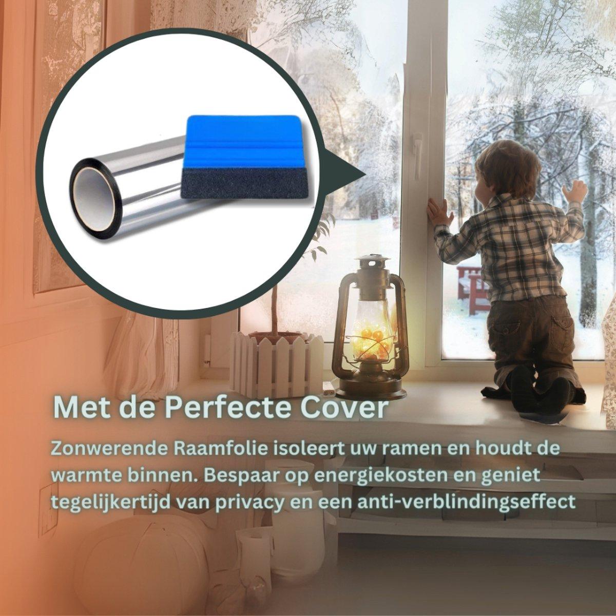 Een witte kozijnramen met glas, waarachter groene bomen en een licht interieur zichtbaar zijn. Perfect voor moderne woningen en energiezuinige ramen.