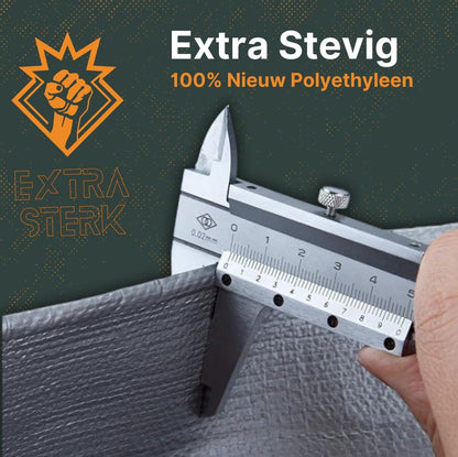 Een witte, ultra-sterk dekzeil van Dekshield, verpakt in transparante folie, met duidelijke labeltekst over waterdichtheid en maximale belasting. Geschikt voor bescherming van buitenopslag en tuinmeubilair.