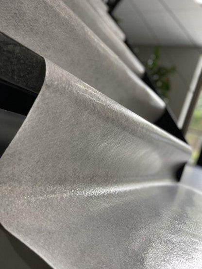 Perfect Cover Basic vloerbescherming in witte rol, met duidelijke label met eigenschappen zoals non-slip en shockbestendig. Geschikt voor tijdelijke vloerbescherming bij renovaties of evenementen.