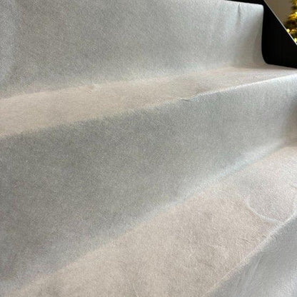Perfect Cover Basic vloerbescherming in witte rol, met duidelijke productinformatie en non-slip eigenschappen, geschikt voor tijdelijke vloerbescherming bij renovatie of evenementen.