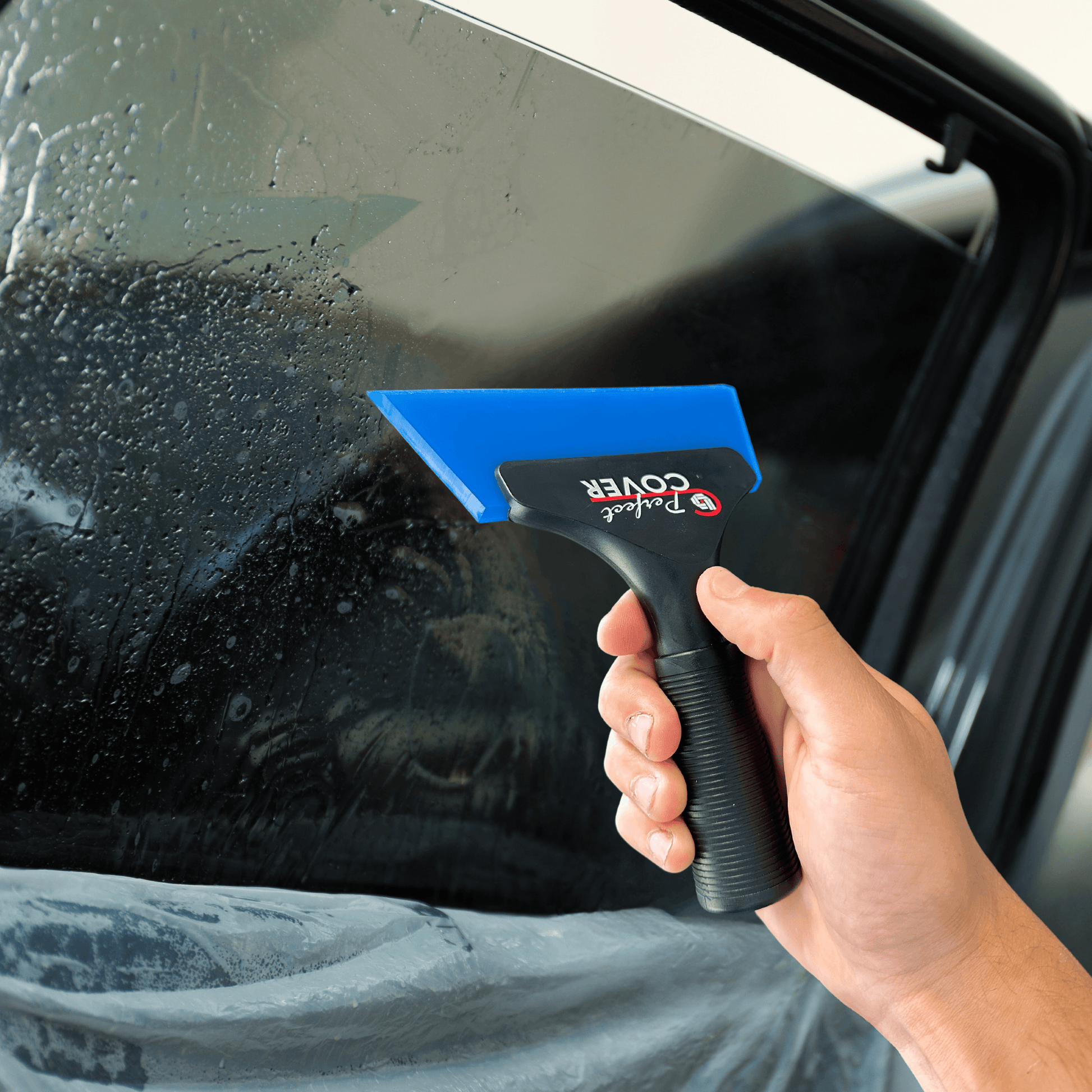 Perfect Cover ijsafveger met blauwe schuifplaat en zwarte, geribbelde handvat. Geschikt voor efficiënte ijs- en sneeuwverwijdering van ramen en auto’s.