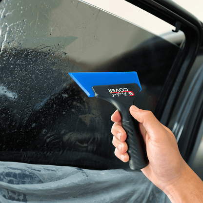 Perfect Cover ijsafveger met blauwe schuifplaat en zwarte, geribbelde handvat. Geschikt voor efficiënte ijs- en sneeuwverwijdering van ramen en auto’s.