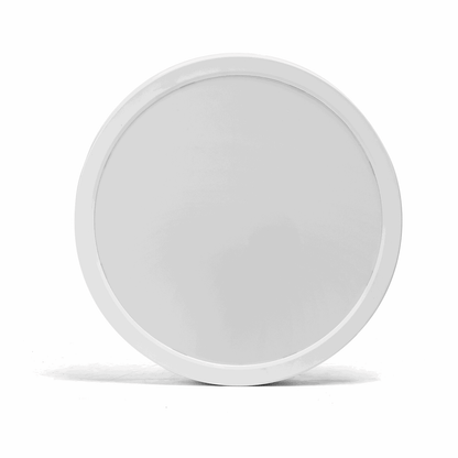 Een witte, ronde LED-plafondlamp met glad oppervlak en zichtbare ventilatiegaten aan de zijkant, geschikt voor moderne interieurs en energiezuinig verlichting in woon- en werkomgevingen.