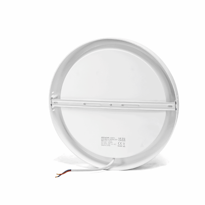 Een witte, ronde LED-plafondlamp met glad oppervlak en zichtbare ventilatiegaten aan de zijkant, geschikt voor moderne interieurs en energiezuinige verlichting in woon- en werkomgevingen.